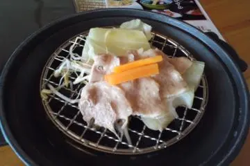 เนื้อหมูสุกบนโต๊ะ