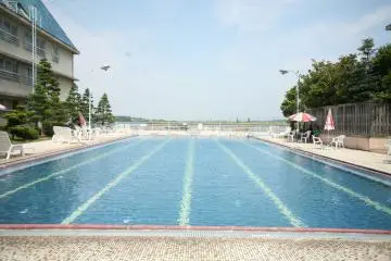 Swimming pool that opens during summer