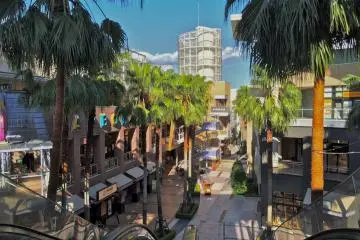 <p>Harbor Street at LaLaport Tokyo Bay offers a great outdoor shopping &amp; dining experience</p>