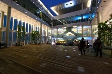 <p>แสงอาทิตย์ลับขอบฟ้า แสงสีเสียงของ Harukas เริ่มบรรเลง</p>