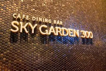 <p>ร้านอาหารท่ามกลางบรรยากาศสูงเสียดฟ้า</p>
