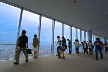 <p>หอชมวิวที่ตกแต่งอย่างเรียบง่าย เปิดโล่งด้วยกระจกรอบทิศทาง</p>
