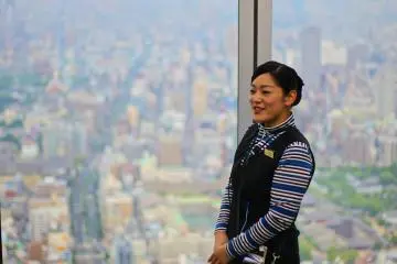<p>พนักงานที่คอยบรรยายเกี่ยวกับสถานที่สำคัญที่สามารถชมได้จากหอชมวิว</p>