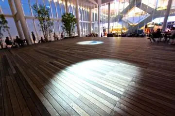 <p>ฟ้ามืดลง การแสดงเรื่องราวผ่านแสงสีเสียงกำลังจะเริ่มขึ้น</p>