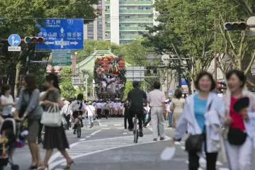 <p>Onward through the streets of Hakata</p>