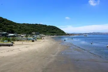 Hashimirizu Beach in Yokosuka is popular among leisurely swimmers and clam diggers