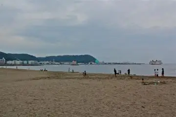 Kurihama Seashore is a&nbsp;large, quiet, soft sandy beach that sits just across from Commodore Matthew C. Perry Park and adjacent to the Tokyo Wan Ferry