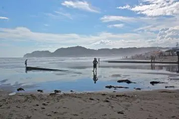Yuigahama Beach is in the heart of a major tourist city, Kamakura, and is within minutes of four different train stations.