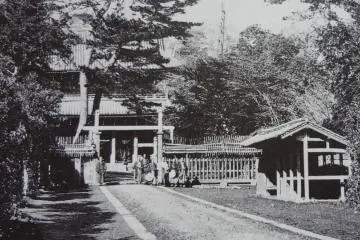 Beato's photo of Tozen-ji at the time of the two incidents.