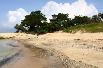 <p>Can you see Tomyodo&nbsp;Lighthouse tucked away into the trees?</p>