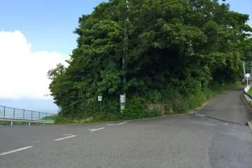 <p>At this fork, follow the road to your left to get to your destination: Tomyodo Lighthouse</p>