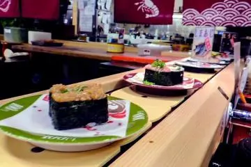 <p>More sushi on the counter are coming in!</p>