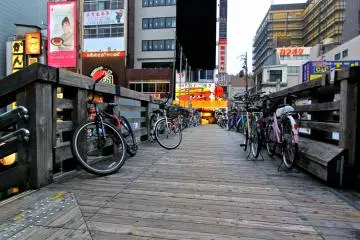<p>สะพานเก่ากับจักรยาน</p>