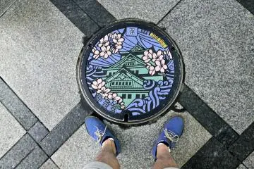 <p>ฝาท่อเมืองโอซาก้าที่จะมีสีเฉพาะบางที่เท่านั้น</p>