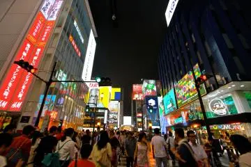 <p>ยามค่ำคืนมาถึงสีสันบรรยากาศเริ่มคึกคักมากขึ้น</p>