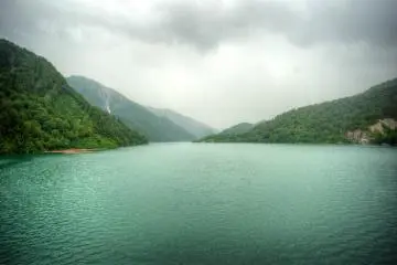 <p>The lake besides Kurobe Dam</p>