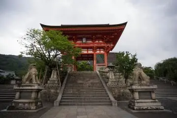 La entrada a Kiyomizu-dera