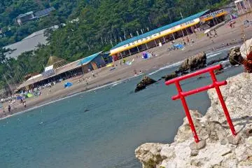 <p>Blue Moon beach house behind the torii gate at Isshiki&nbsp;Kaigan, Hayama.</p>