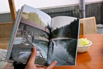 <p>ลุงทาโร่เจ้าของร้านเอารูปมาเปิดให้ดูว่าน้ำแข็งมาจากภูเขาจริงๆนะ</p>