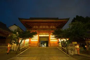 <p>La porte avec des centaines de lanternes scintillantes &agrave; Higashiyama</p>