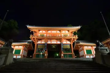 <p>La porte principale et l'entr&eacute;e. Elle est majestueuse et impressionnante avec ces lumi&egrave;res</p>