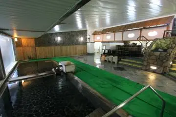 <p>บ่อน้ำพุร้อนด้านในกว้างขวางมากทีเดียว</p>