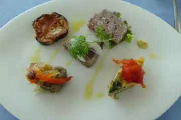 The restaurant “Acquamare” is managed by Yoshimi Hidaka who owns the famous restaurant “ AcquaPazza” in Hiroo, Tokyo. I enjoyed the delicious cuisine at a reasonable price, watching the water shimmer in the ocean.