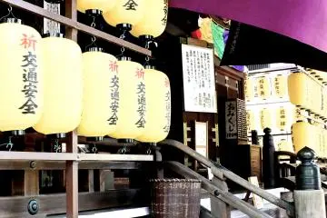 <p>The color of the lanterns changes with the season</p>