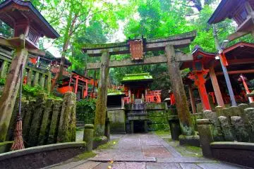 <p>ด้านบนมีโทริอิทำจากหิน</p>