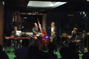 <p>The band performed standard jazz numbers such as 'Night and Day', 'Stardust', etc. It was a great jazzy night in a cool breeze!</p>