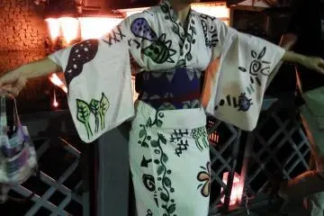 <p>Beautiful western lady enjoying the band's performance wearing Yukata (summer casual kimono) with unique patterns</p>