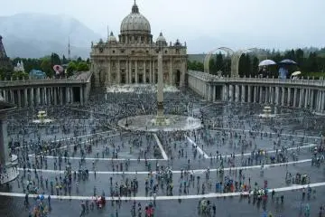 จัสตุรัส St Peters square วาติกัน