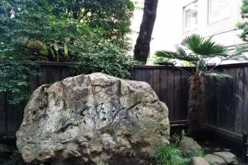 Batu yang diletakkan di depan rumah Doi Bansui. Mudah terlihat di Aoba Avenue.