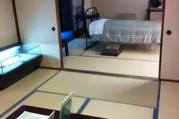 Di dalam rumah dengan dua kamar