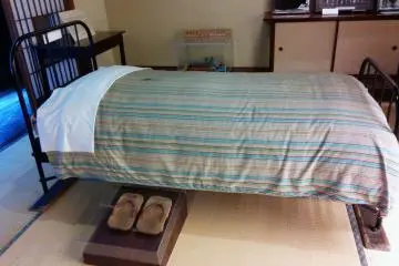 Kasur tempat Doi Bansui meninggal diabadikan, begitu juga dengan geta (sendal kayu) miliknya