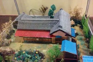 Skala model dari rumah Doi Bansui. Beberapa bagian dari tampilan luarnya sudah berubah seiring waktu.