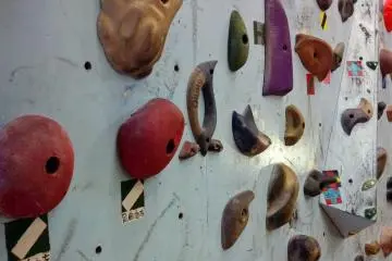 <p>There are many different grips and toe holds&nbsp;</p>