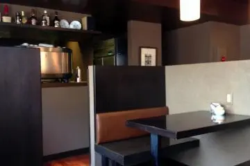Di lantai dua, ada tempat duduk