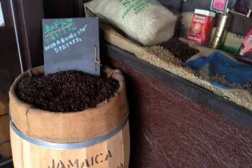 Anda bisa membeli biji kopi di sini