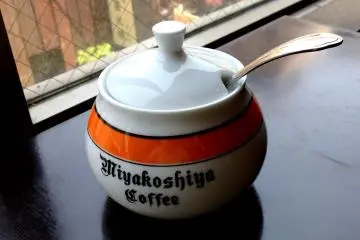 Kotak gula bermerek