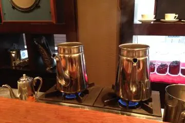 Kopi diseduh dalam pot perak - mungkin gaya Turki?