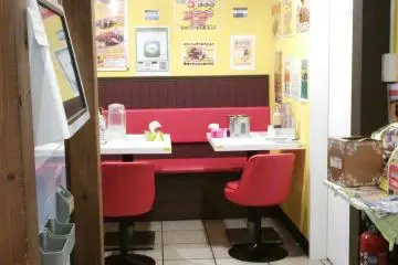<p>Restoran ini mempunyai kesan untuk makan malam, juga cocok untuk santap cepat</p>
