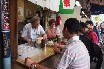 <p>The outside stalls, unlike the restaurants, often only fit up to three people on the stools outside. Be quick if you want to grab a bite &ndash; as soon as one person stands, there are at least three waiting to take his or her place!</p>