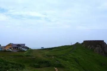 <p>The small shop next to the lookout sells a variety of snacks. For those who have driven, this is a good place to leave the car and take a stroll</p>