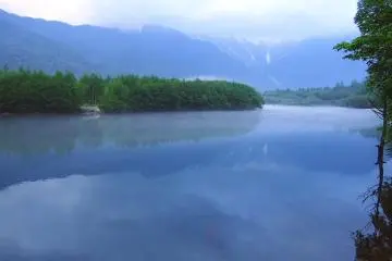 Taisho Pond&nbsp;with the backdrop of the Japan Alps.