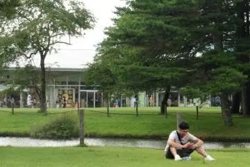 <p>Il est tout de m&ecirc;me plus agr&eacute;able d'attendre&nbsp;Madame&nbsp;assis dans l'herbe plut&ocirc;t que d'avoir&nbsp;&agrave; la suivre de boutique en boutique</p>