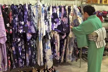 <p>At Marui City department store in Shibuya, you can try on their newest yukata line called "Rakuchin Kirei Yukata." A 3-Step, user-friendly yukata for a hassle free dress-up.</p>