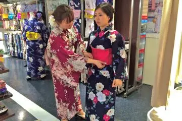 <p>My friend, Marlina, tries on beautiful Yukata and Obi separates at Marui City department store in Shibuya.</p>