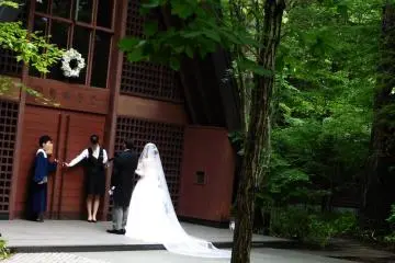 <p>A bride and her father about to enter Kogen Church</p>