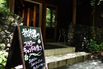 <p>In the little chapel near Kogen Church, visitors can make a decorated candle to bring back home as a souvenir for free</p>